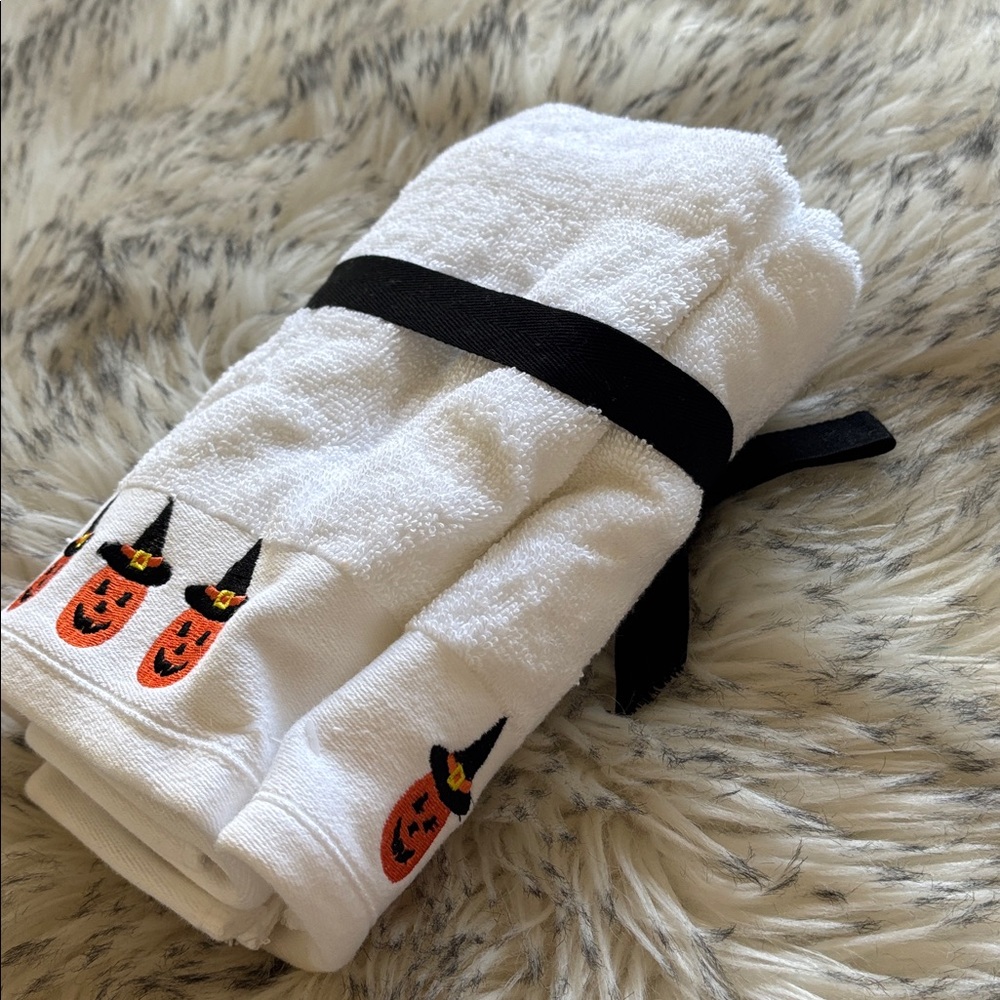 NWT Halloween Pumpkin Set of 2 Hand Towels - Picture 3 of 3